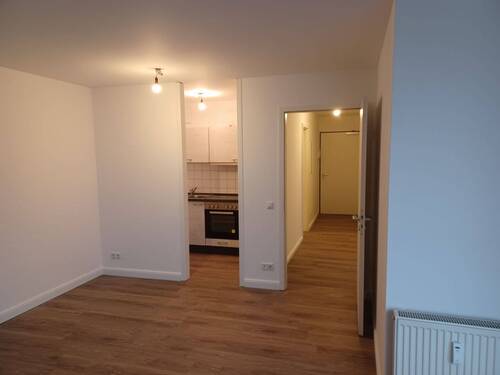 Wohnzimmer mit Blick zur Küche - 2 Zimmer Etagenwohnung zum Kaufen in Leipzig