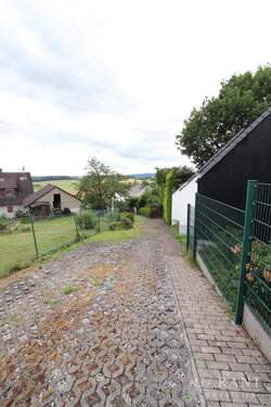 Einfahrt u. Stellplätze - 