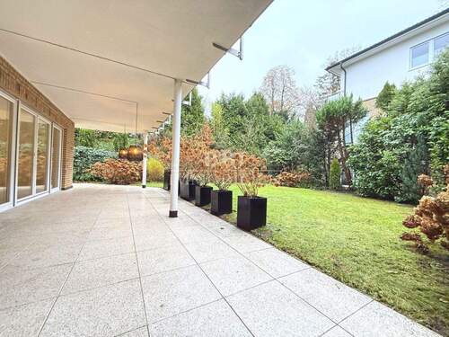 Große, überdachte Terrasse - 