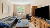 Wohnzimmer 1 - Sofort bezugsfrei: Charmante Erdgeschosswohnung mit Loggia und Gartenmitbenutzung