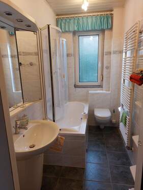 Wannenbad m it Fenster.jpg - 