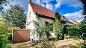 Hausansicht mit Zugang zur Garage - ***DHH zur individuellen Gestaltung im begehrten Zehlendorf***
