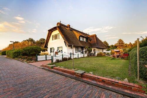 Außenansicht - Traumhafte Lage trifft Tradition - Reetdachhaus auf Langeoog