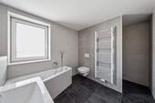 Badezimmer mit Wanne und Dusche - 