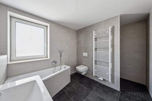 Badezimmer mit Wanne und Dusche - 