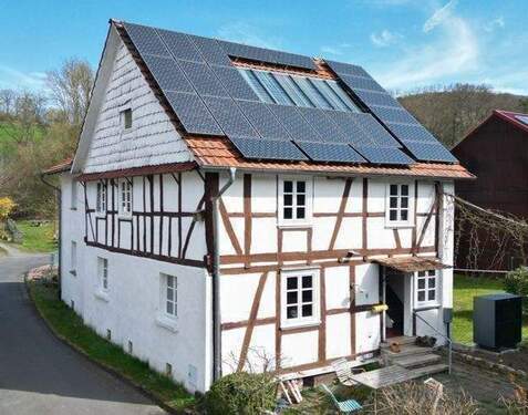 Außenansicht - Charakterstarkes Fachwerkhaus mit massivem Anbau das Wohnen mit zukunftssicherer Technik vereint, mit Scheune u. kinderfreundlichem Garten