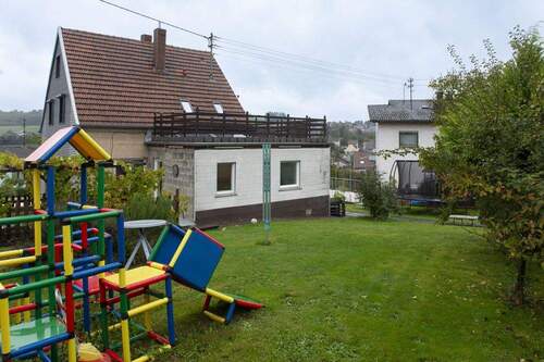 Rückansicht mit Garten - 