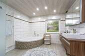 Badezimmer mit Wanne - 