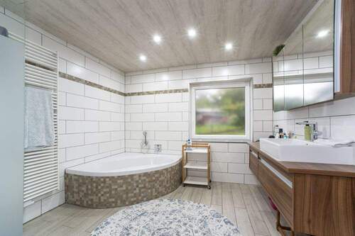 Badezimmer mit Wanne - 