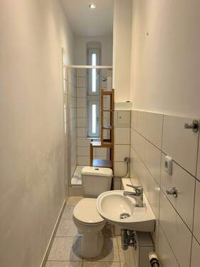 Bad mit Dusche & Fenster - Etagenwohnung mit 38,00 m&sup2; in Berlin zum Kaufen