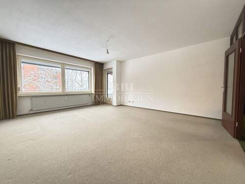 Großzügiges Wohnzimmer mit Loggiazugang - 3 Zimmer Etagenwohnung in Quickborn