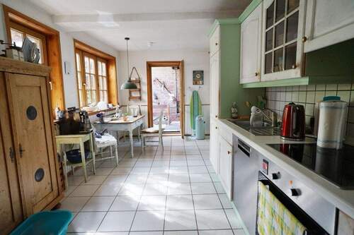 Küche und Zugang Balkon - 7 Zimmer Einfamilienhaus in Baunatal / Kirchbauna