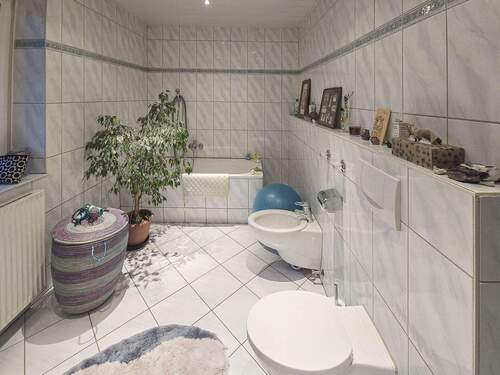 Badezimmer im EG - 8 Zimmer Mehrfamilienhaus, Wohnhaus zum Kaufen in Itzehoe