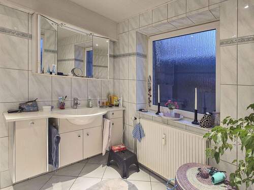 Badezimmer im EG - 8 Zimmer Mehrfamilienhaus, Wohnhaus in Itzehoe