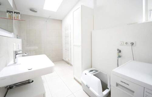 Wohnung 1: Bad - Mehrfamilienhaus, Wohnhaus mit 304,00 m&sup2; in Landshut zum Kaufen