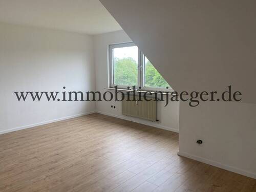 Wohnzimmer 1 - 5 Gehminuten zum U-Bahnhof Farmsen - neu modernisierte Dachwohnung mit Dachschrägen - ab sofort