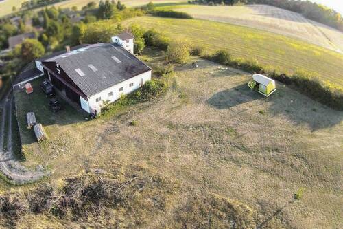 Luftaufnahme - Seltene Gelegenheit; Baugrundstück mit Flughangar und Wohnung!