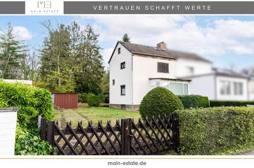Hausansicht - Straßenseitig - Sanierungsbedürftige Doppelhaushälfte mit weitläufigem Garten und Ausbaupotenzial