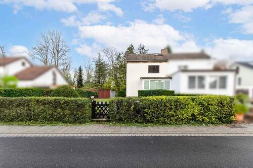 Hausansicht - Straßenseitig - 3 Zimmer Doppelhaushälfte zum Kaufen in Neu-Isenburg