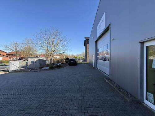 Hofeinfahrt / Parkplätze - 