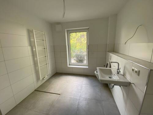 Großzügiges Tageslichtbad mit bodentiefer Dusche - 3 Zimmer Terrassenwohnung zur Miete in Uetersen