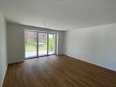 Geräumiges Wohnzimmer mit Zugang zur Terrasse - 3 Zimmer Terrassenwohnung in Uetersen