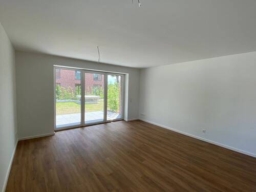 Geräumiges Wohnzimmer mit Zugang zur Terrasse - 3 Zimmer Terrassenwohnung in Uetersen