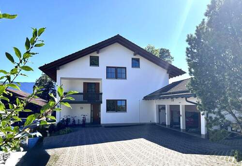 Zufahrt mit Garagentrakt - 