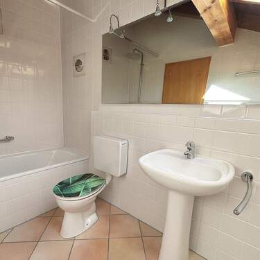 Helles Badezimmer mit Meeresthema - 