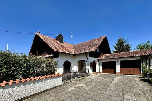 Hauseingang und Garage - Ihr neues Familiendomizil in ruhiger Lage
