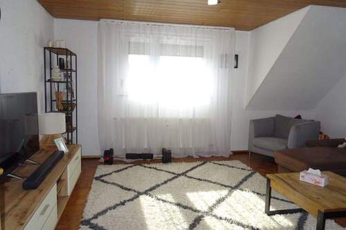 Wohnzimmer - 4 Zimmer Etagenwohnung in Illingen