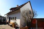 Ansicht Vorgarten - 8 Zimmer Mehrfamilienhaus, Wohnhaus in Ortenberg