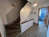 Flur Obergeschoß mit Treppe zum Dachboden - 
