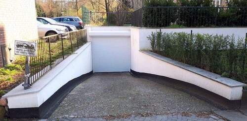 Foto Tor und Auffahrt.jpg - Tschüss Parkplatzsuche ! Tiefgaragenstellplatz in Eilbek