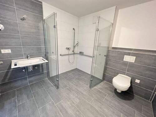 Bad mit großer Dusche - 