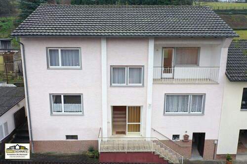 Haus - Charmantes Wohnhaus mit drei Garagen und Gestaltungsspielraum