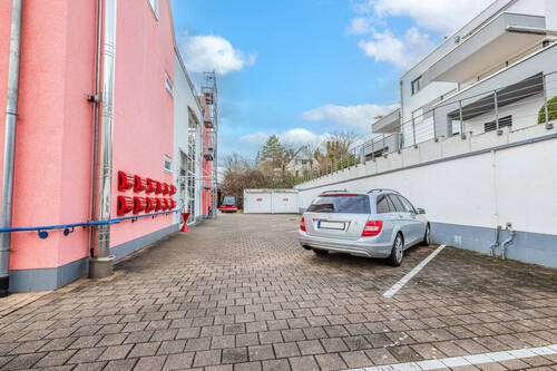 Parkplatz mit Garagen - 