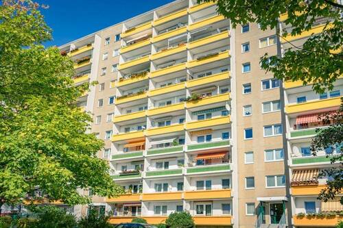 Hausansicht - Modernisierte 3-Raum-Wohnung mit Balkon