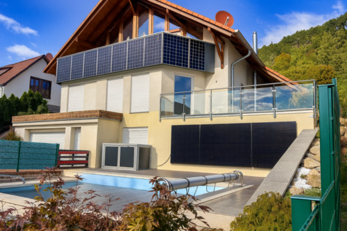 Hausfront - Exklusives Einfamilienhaus in moderner Chalet-Architektur mit Waldblick