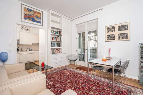 Wohnzimmer mit Balkon - 2 Zimmer Etagenwohnung in Berlin