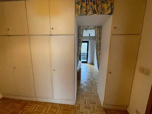 OG: Ankleide bei Schlafzimmer - 