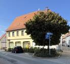 Hausansicht - Wohn- und Geschäftshaus in zentraler Lage mit 14 vermieteten Stellplätzen zu verkaufen