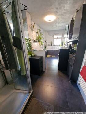 Bad mit Dusche und Wanne im OG - 