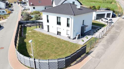 DJI_20250820152804_0005_D.JPG - Hochwertig ausgestatteter, energetischer Neubau an Feld & Wiesen, Terrasse, große Garage, Massivbau!