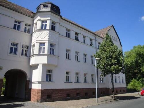 Hausansicht - DG-Wohnung mit offener Küche, Türmchen und Cabriofenster, Bad mit Fenster Wanne und Dusche