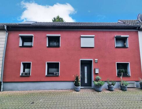 Hausansicht - Modernes Reihenmittelhaus mit ca. 71 m² Wohnfläche in zentraler Lage von Orsoy!