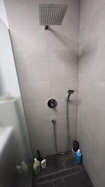 Bad mit Regendusche - 