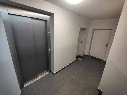 Treppenhaus - Fahrstuhl - 3 Zimmer Etagenwohnung zum Kaufen in Uetersen