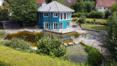 Ein Haus am See - Wohnen am See - einzigartiges Einfamilienhaus in Achteckform mit Natur-Schwimmteich und ganz viel Lebensgefühl in Hüfingen-Hausen vor Wald!
