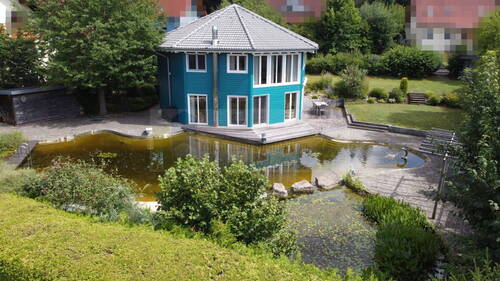 Ein Haus am See - Wohnen am See - einzigartiges Einfamilienhaus in Achteckform mit Natur-Schwimmteich und ganz viel Lebensgefühl in Hüfingen-Hausen vor Wald!